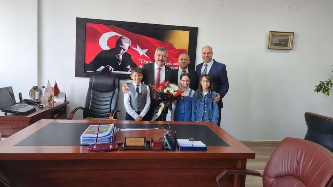 23 Nisan Ulusal Egemenlik ve Çocuk Bayramı'nın kutlamaları kapsamında okulumuz öğrencileri ile İlçe Milli Eğitim Müdürümüz Murat ÇAKIR'I makamında ziyaret ettik..